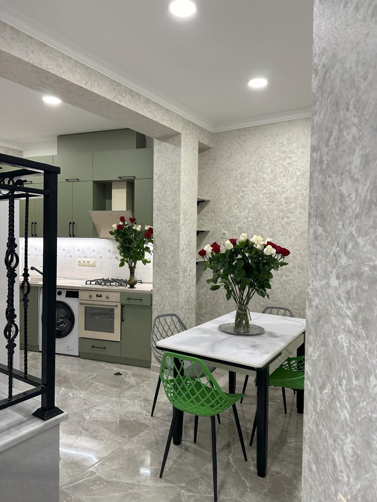 Three Palms Guest House Tbilisi Esterno foto