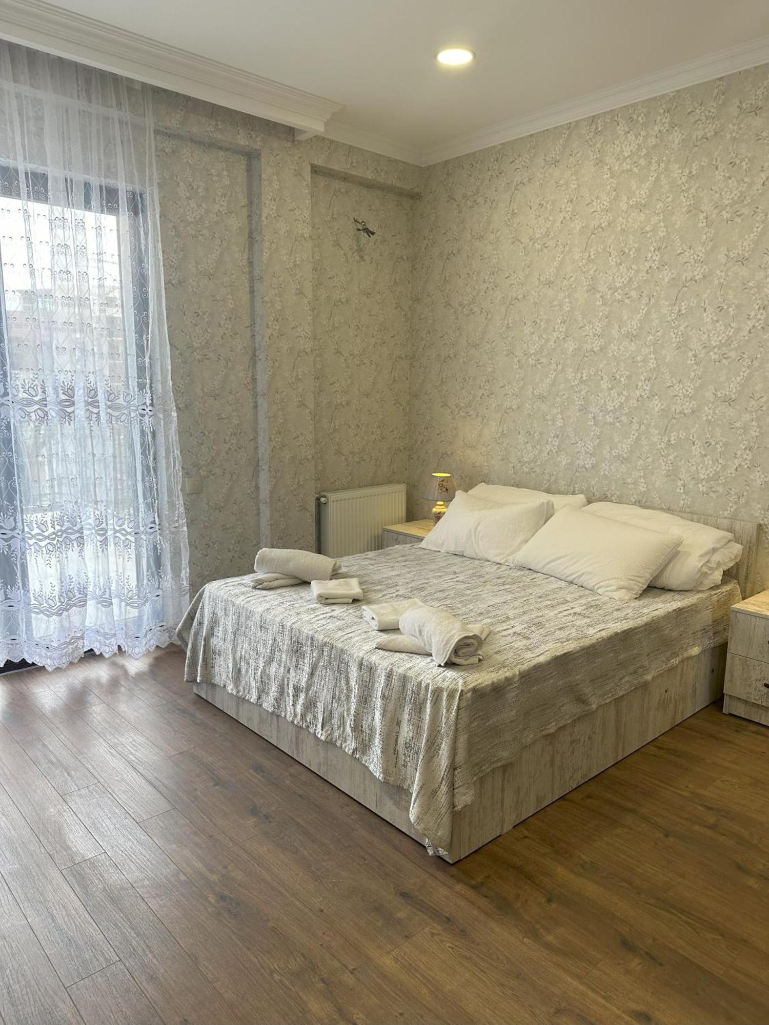 Three Palms Guest House Tbilisi Esterno foto