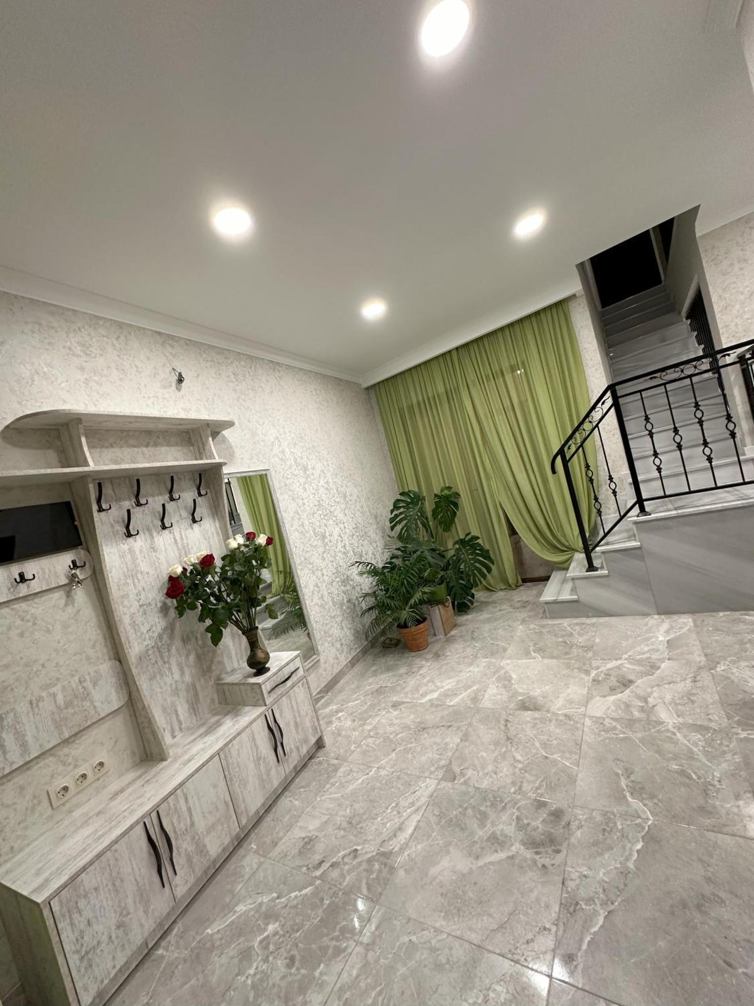 Three Palms Guest House Tbilisi Esterno foto