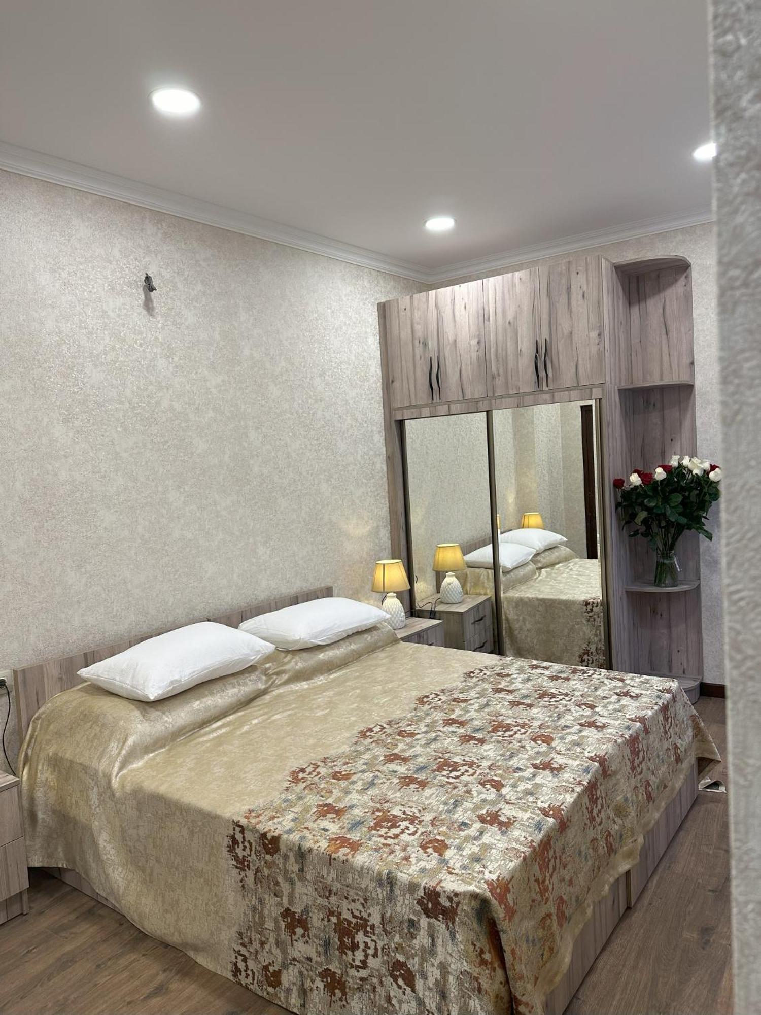 Three Palms Guest House Tbilisi Esterno foto