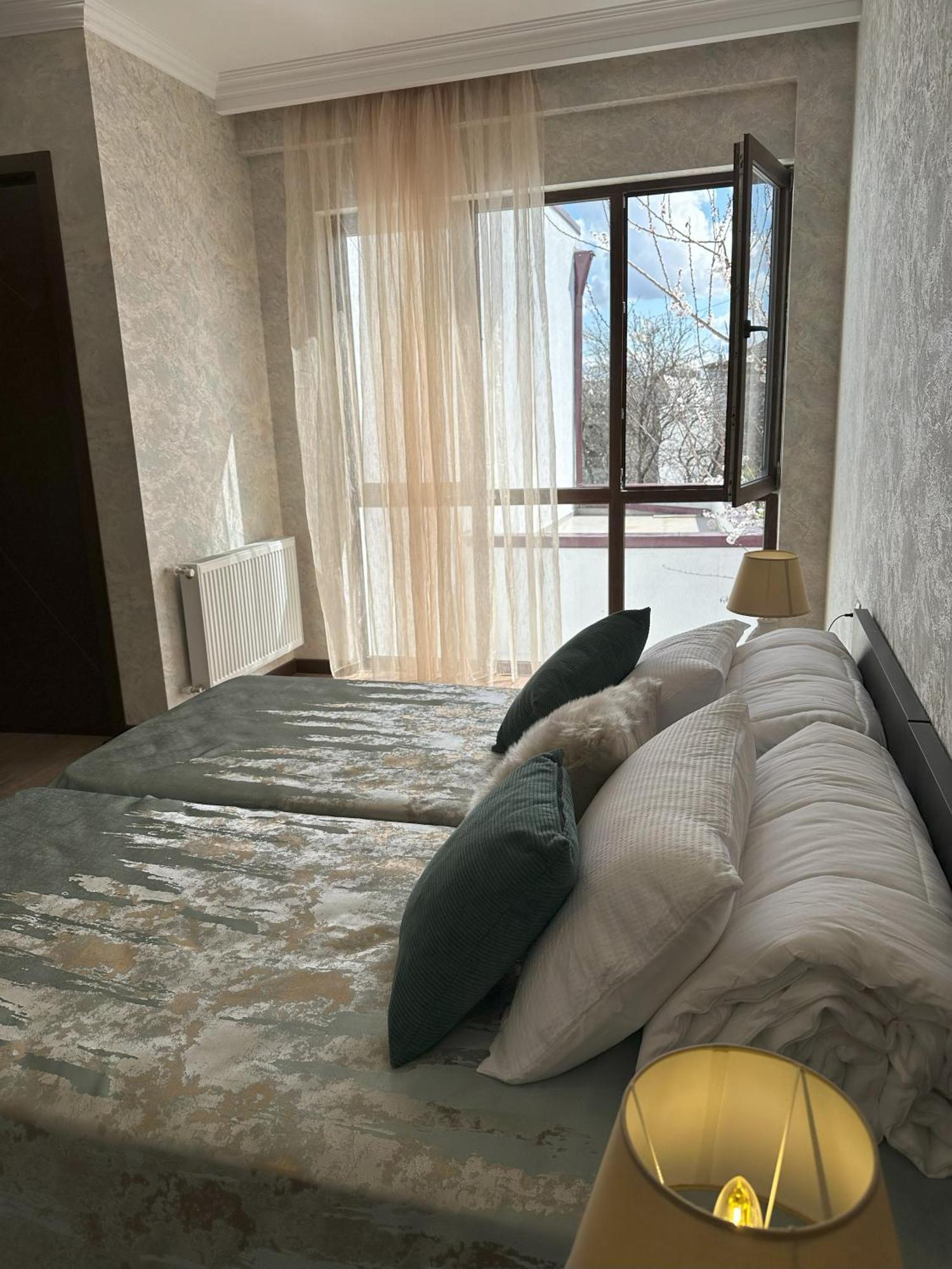Three Palms Guest House Tbilisi Esterno foto