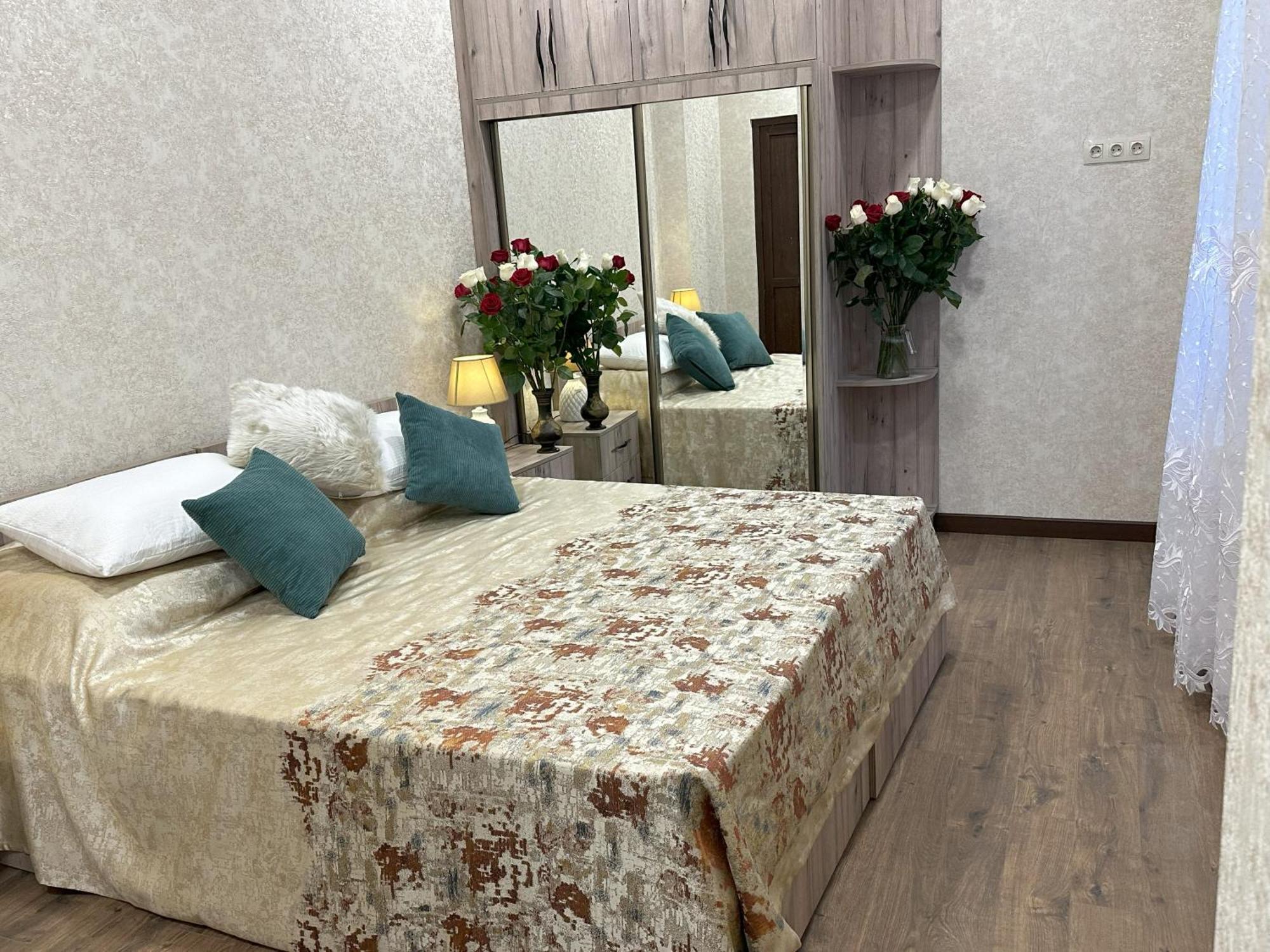 Three Palms Guest House Tbilisi Esterno foto