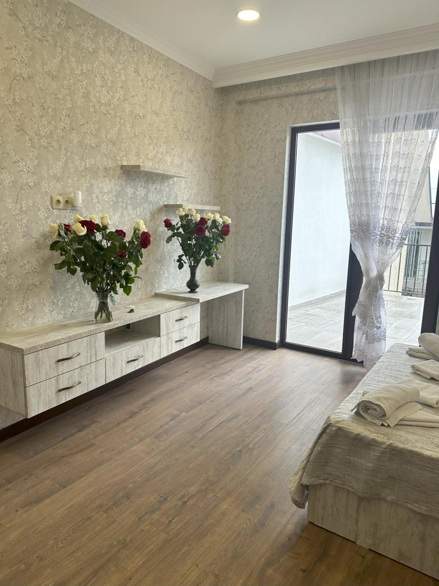 Three Palms Guest House Tbilisi Esterno foto