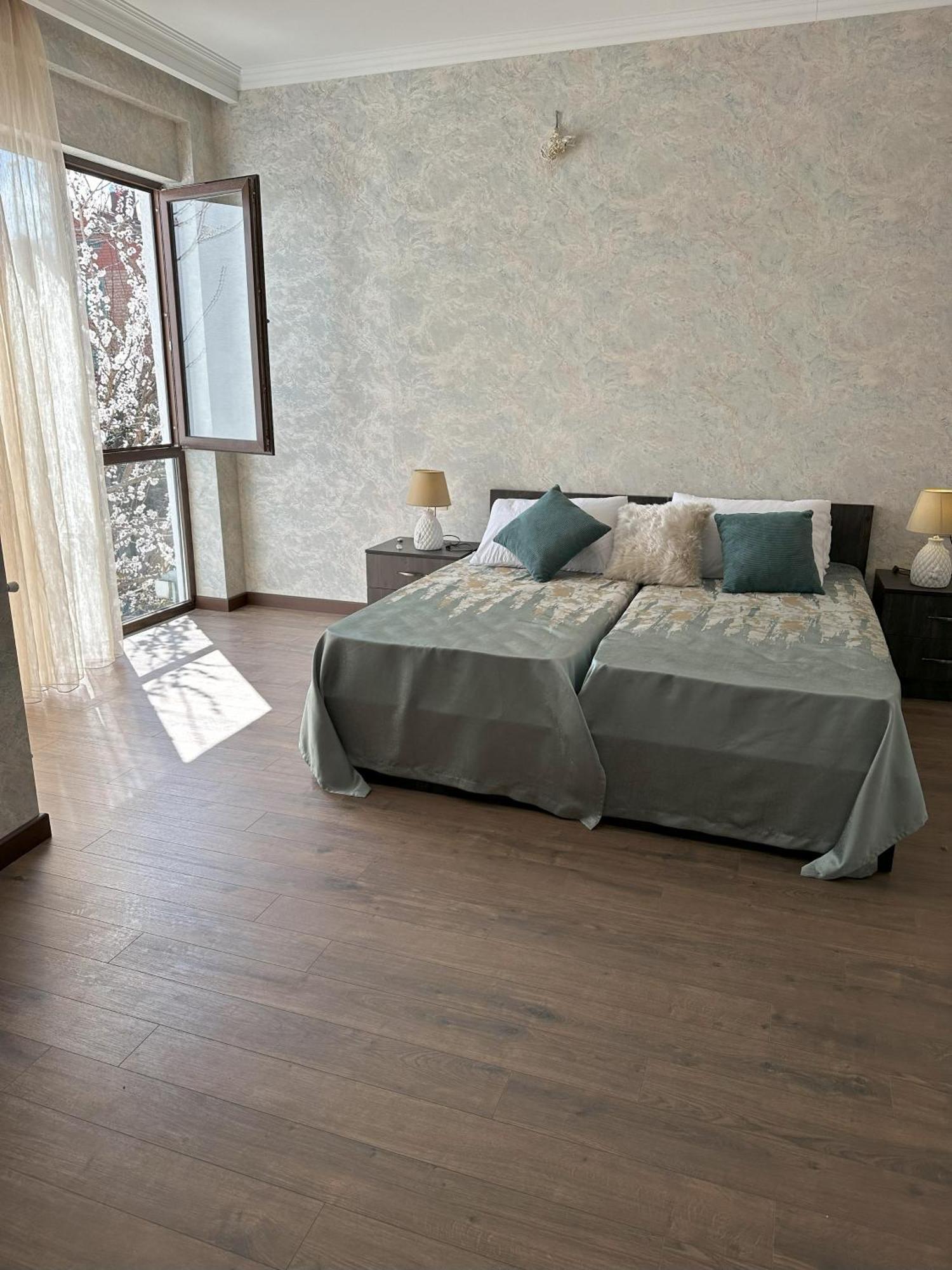Three Palms Guest House Tbilisi Esterno foto