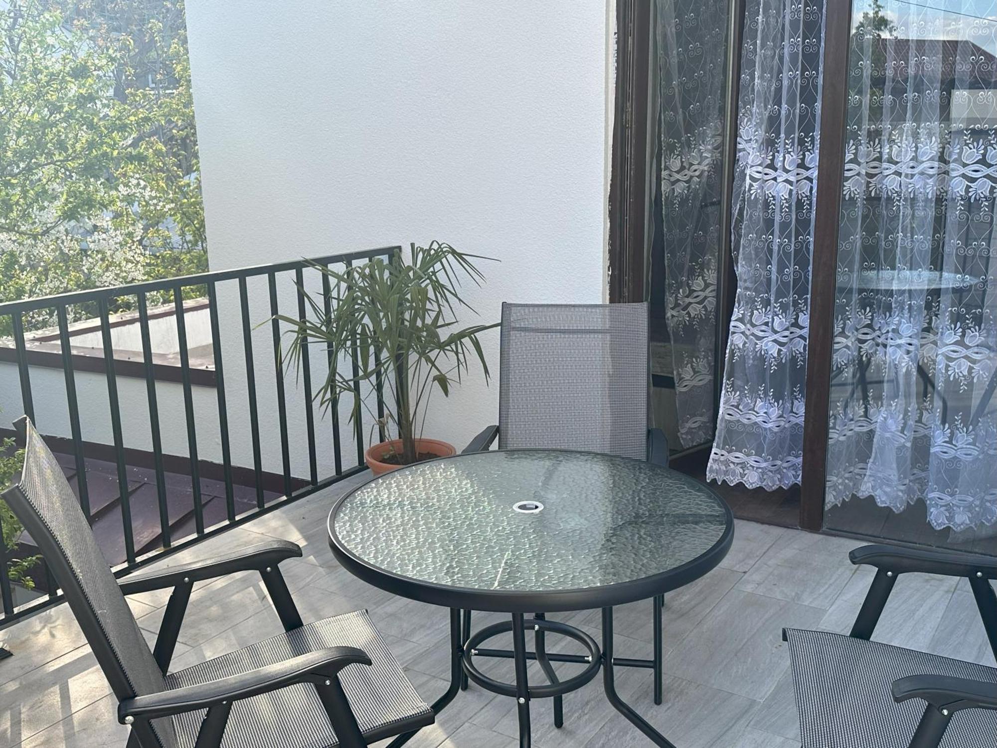 Three Palms Guest House Tbilisi Esterno foto