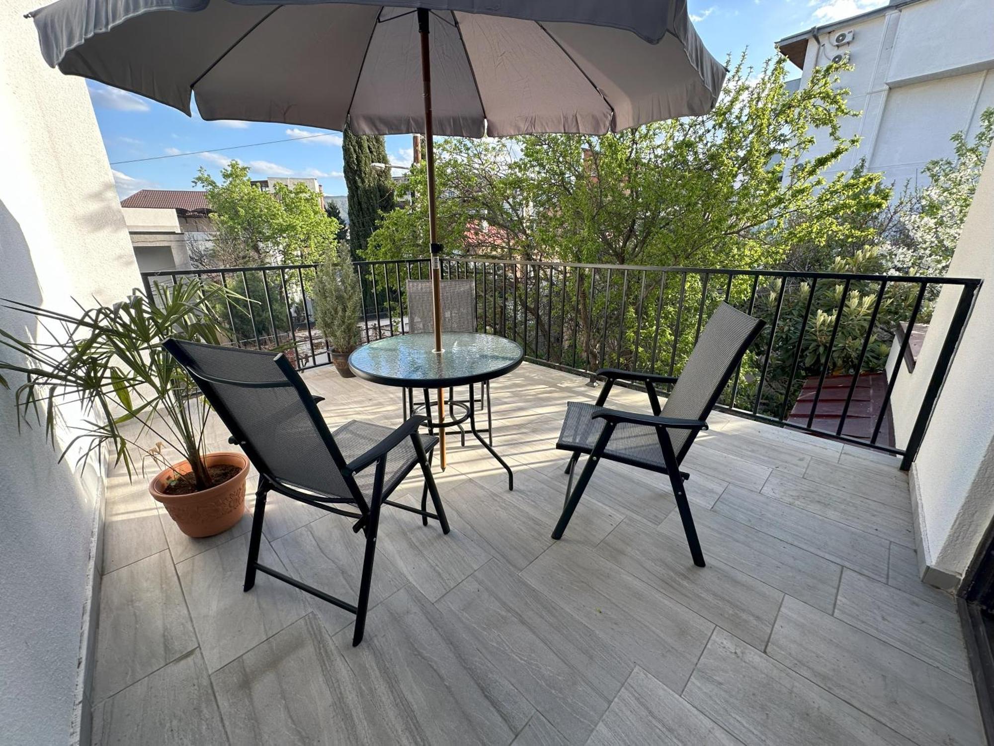 Three Palms Guest House Tbilisi Esterno foto