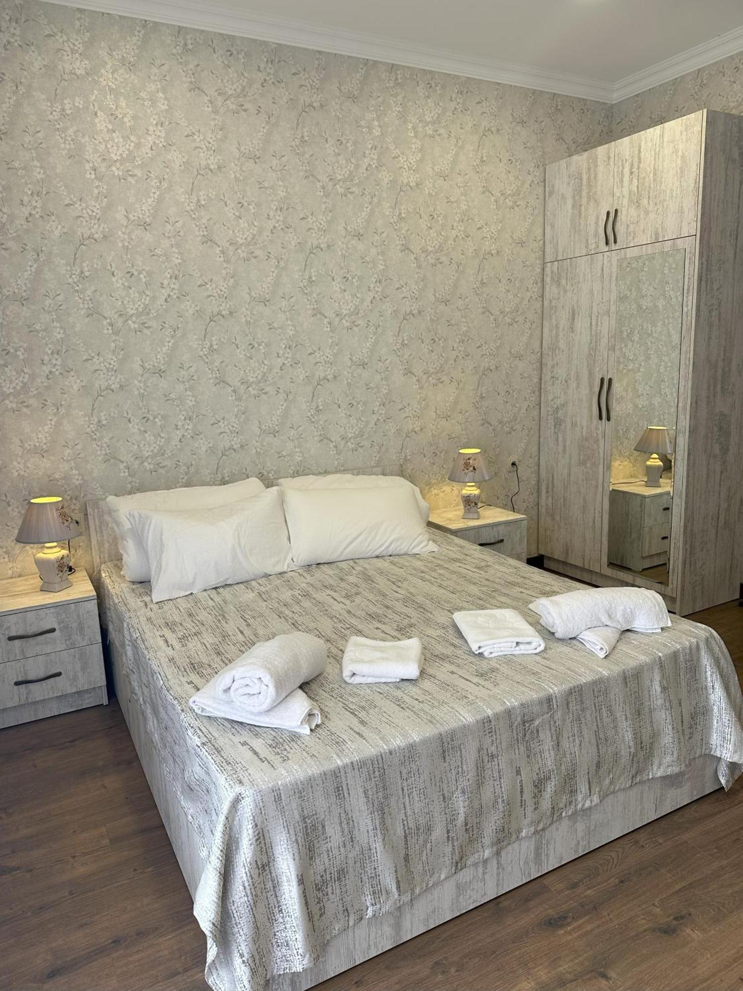 Three Palms Guest House Tbilisi Esterno foto
