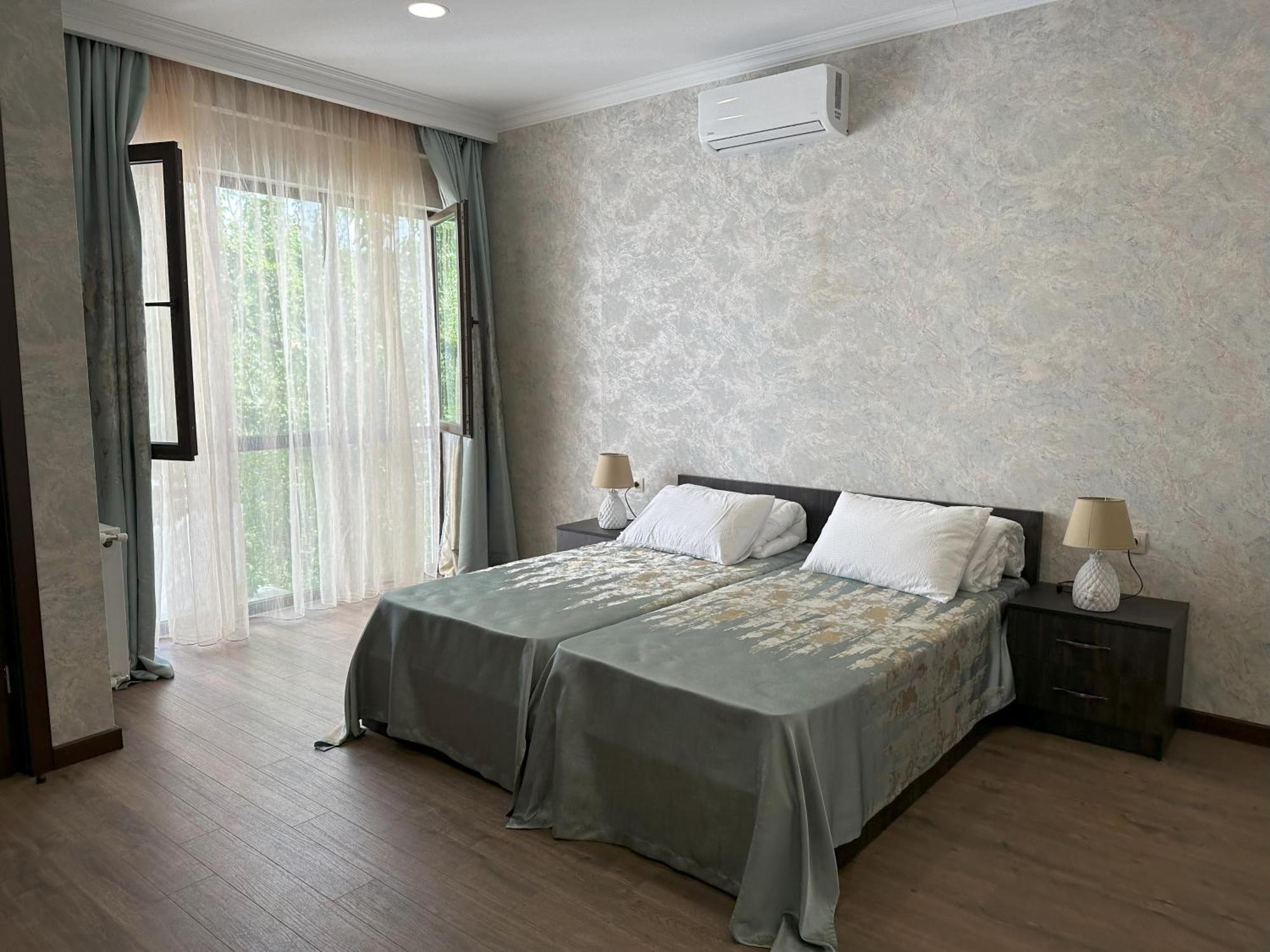 Three Palms Guest House Tbilisi Esterno foto